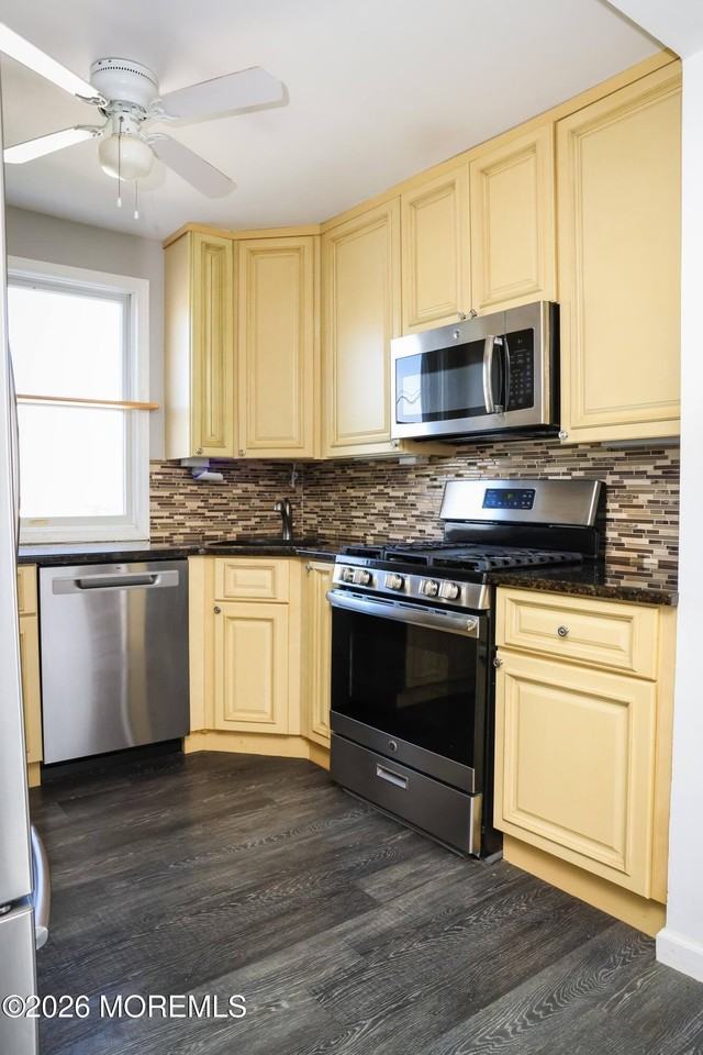 320 Lorillard Ave - Photo 5 of 24