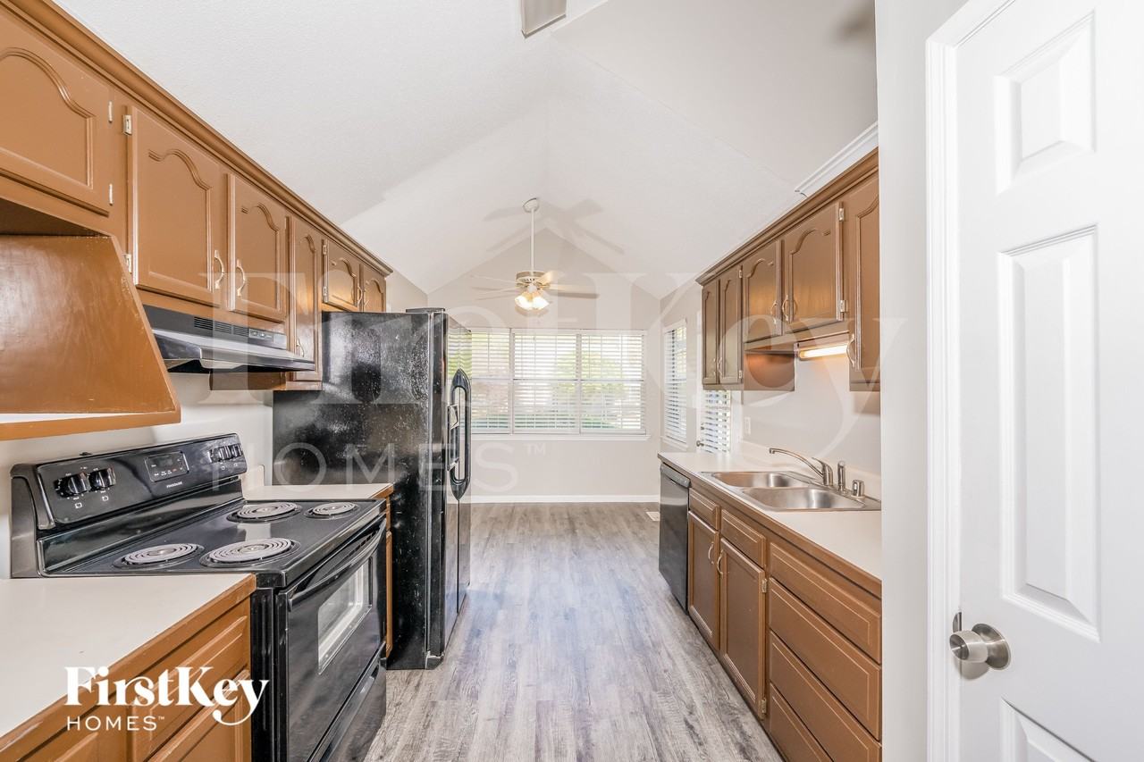 6768 Crossbrook Ln - Photo 4 of 15