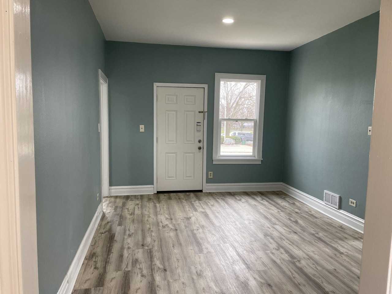 114 E Richmond St - Photo 2 of 18