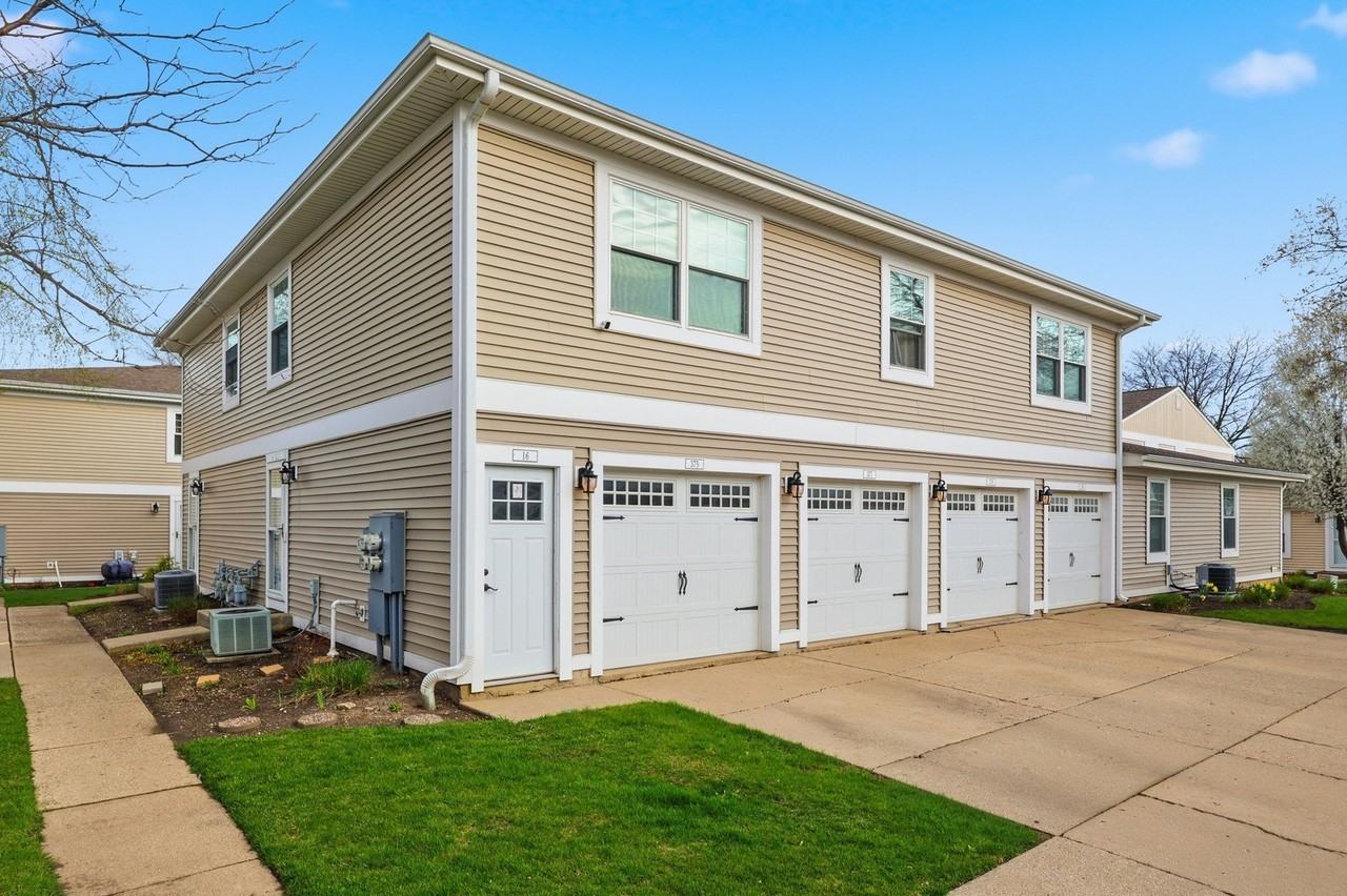 377 Farmingdale Cir #377 - Photo 2 of 21