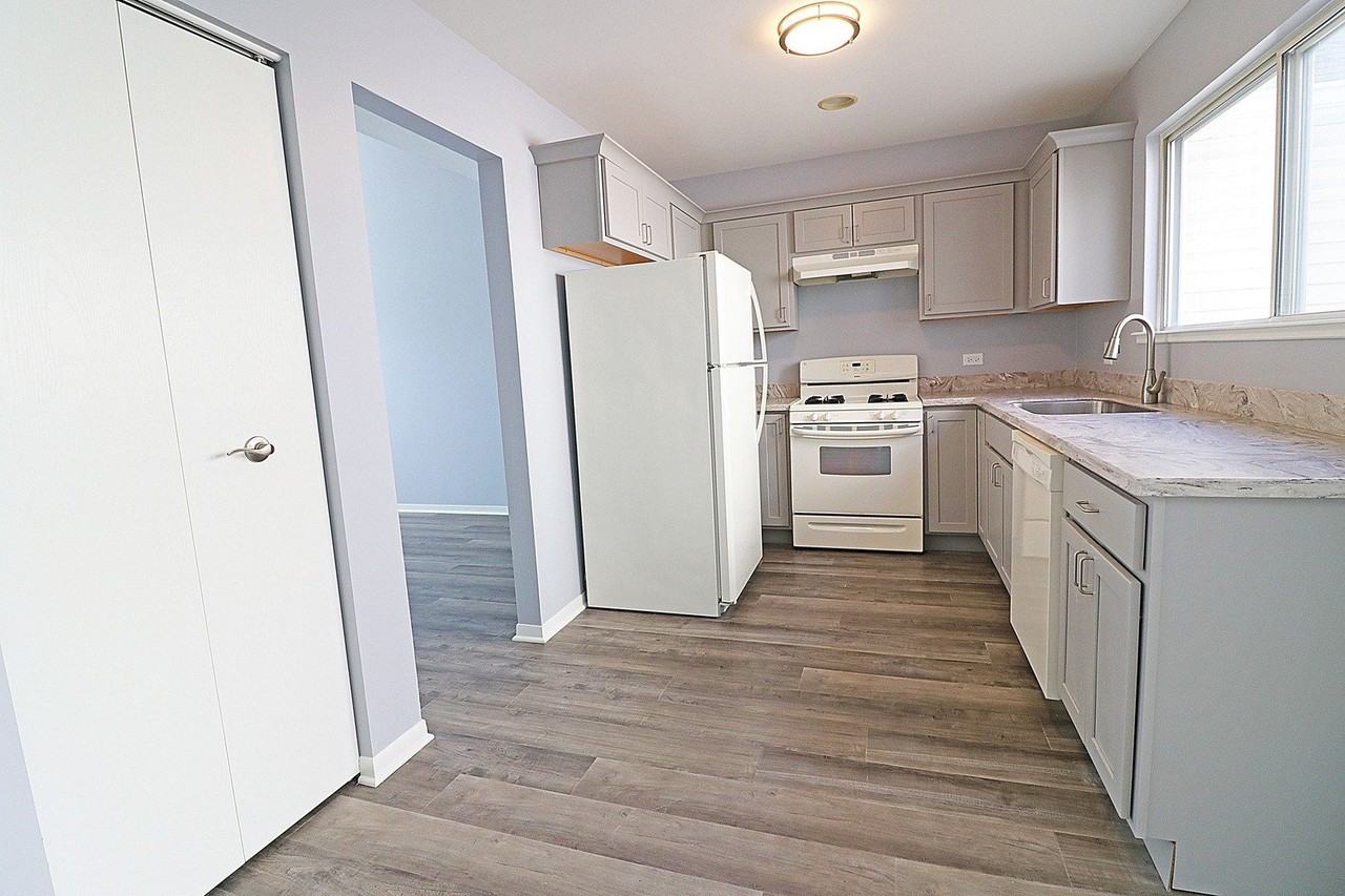 590 LeParc Circle - Photo 3 of 14