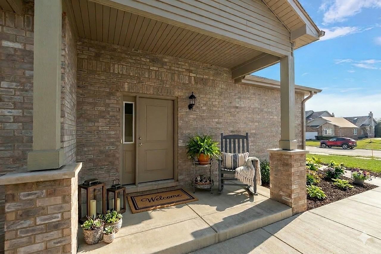 58 Olympus Dr - Photo 2 of 39