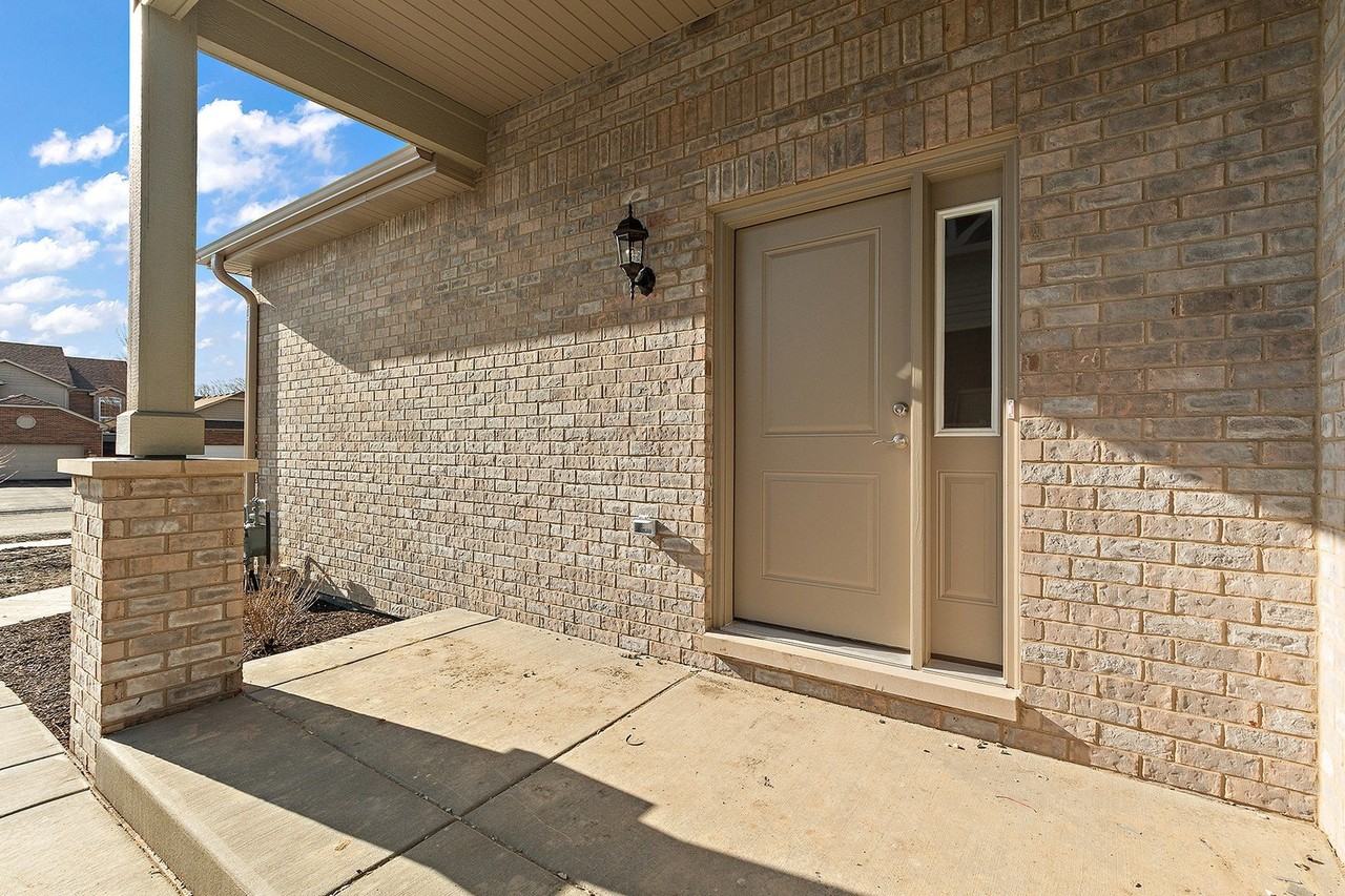 64 Olympus Dr - Photo 3 of 47