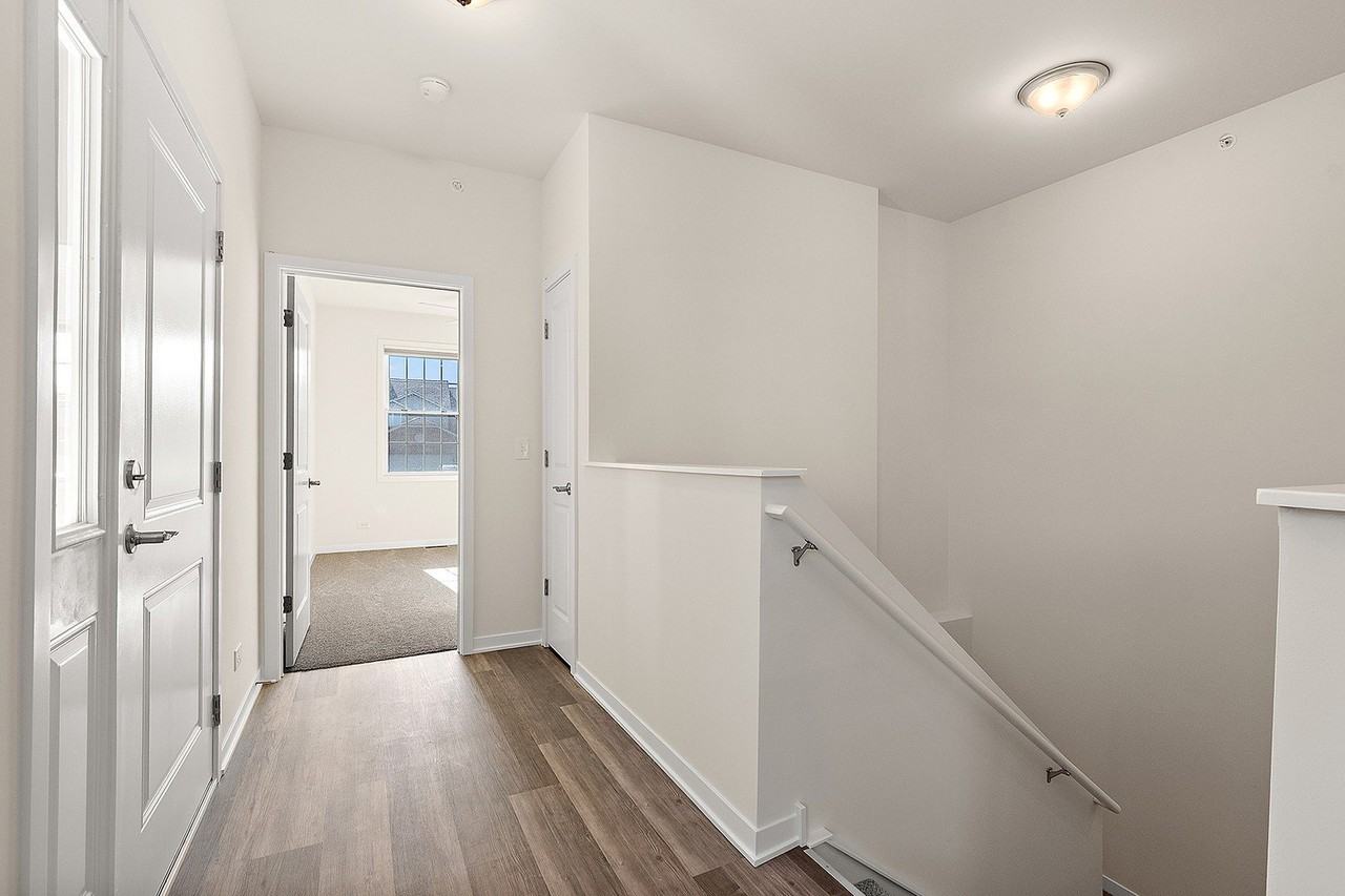 64 Olympus Dr - Photo 4 of 47