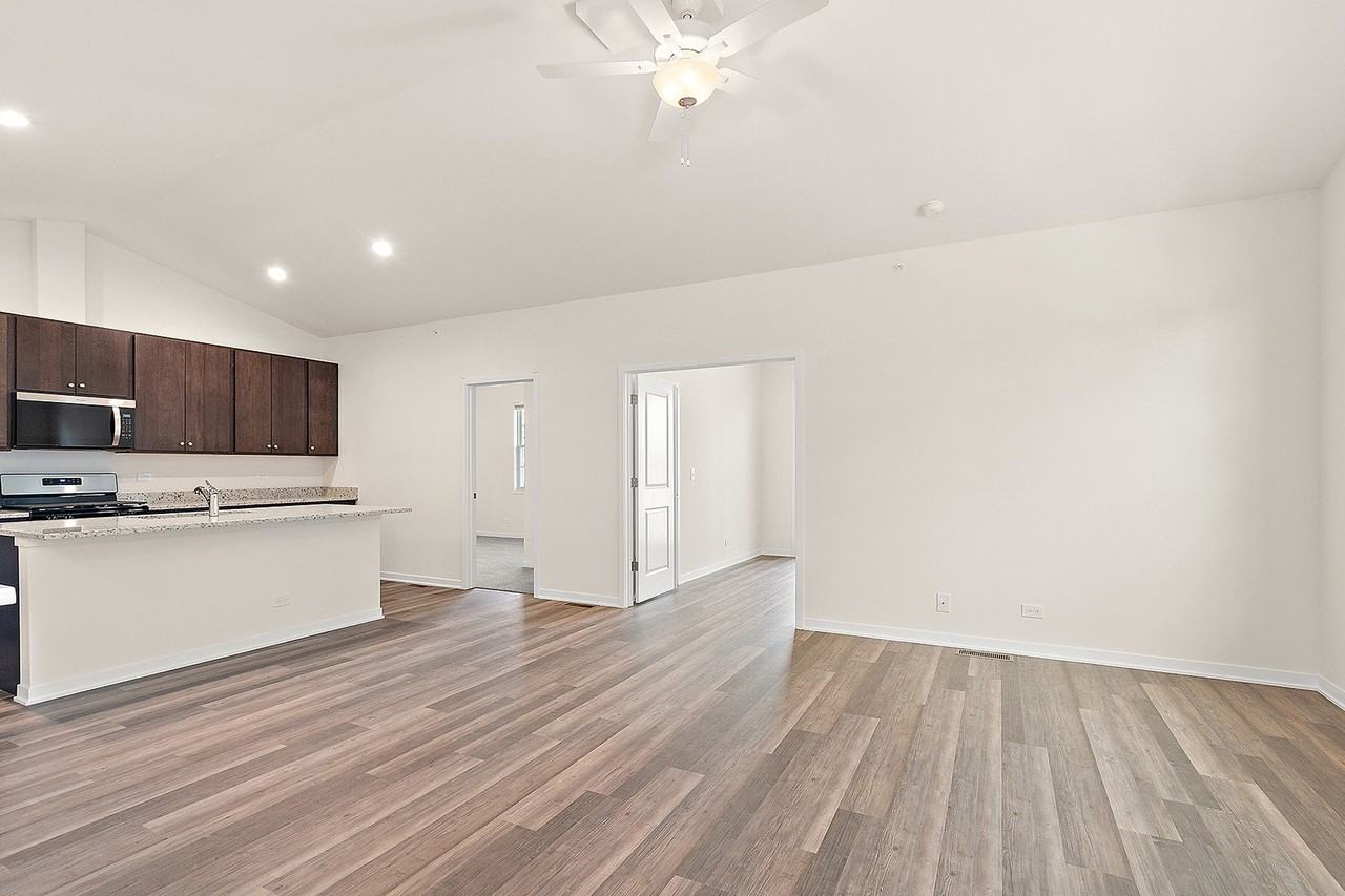 64 Olympus Dr - Photo 7 of 47