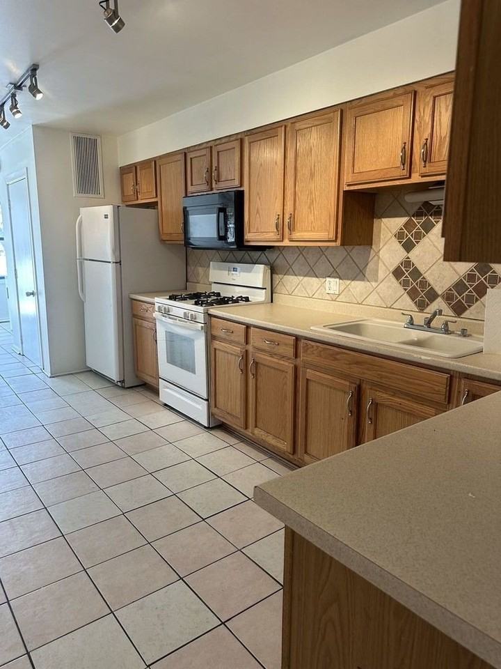 5826 N Broadway St #1 - Photo 7 of 10