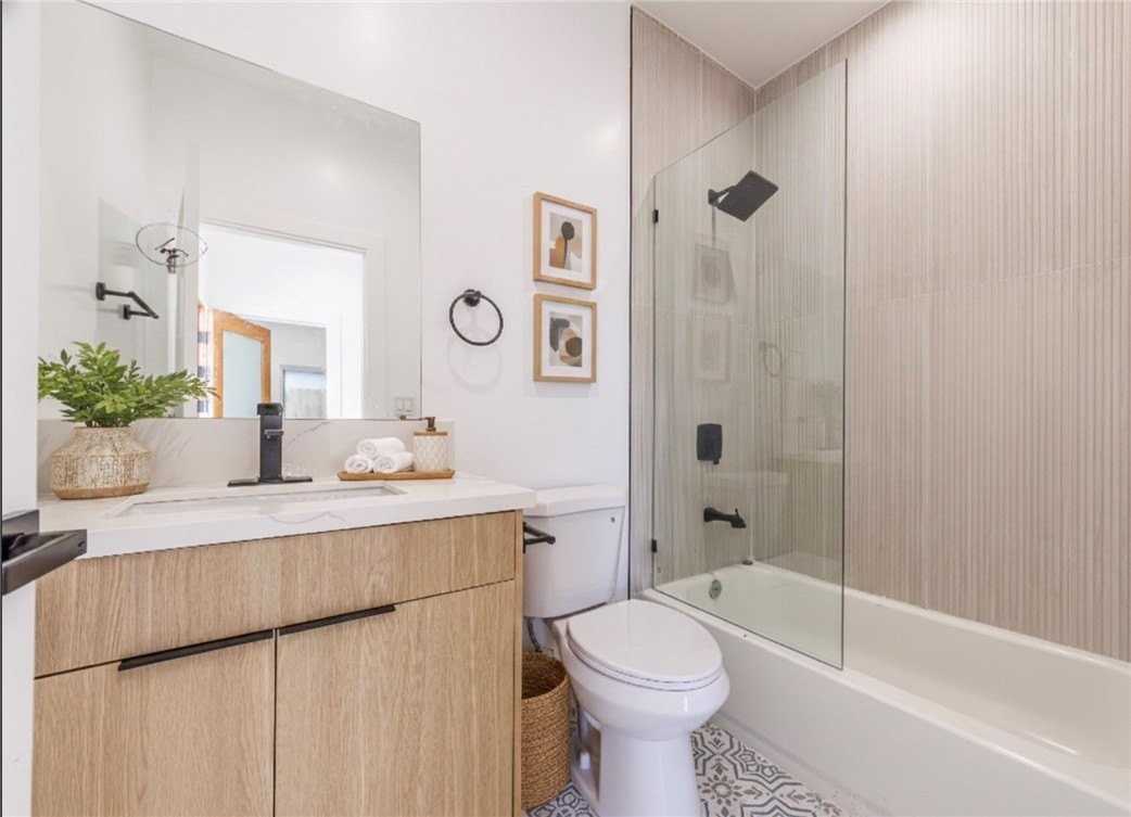 5209 W 20th St #2 - Photo 4 of 26