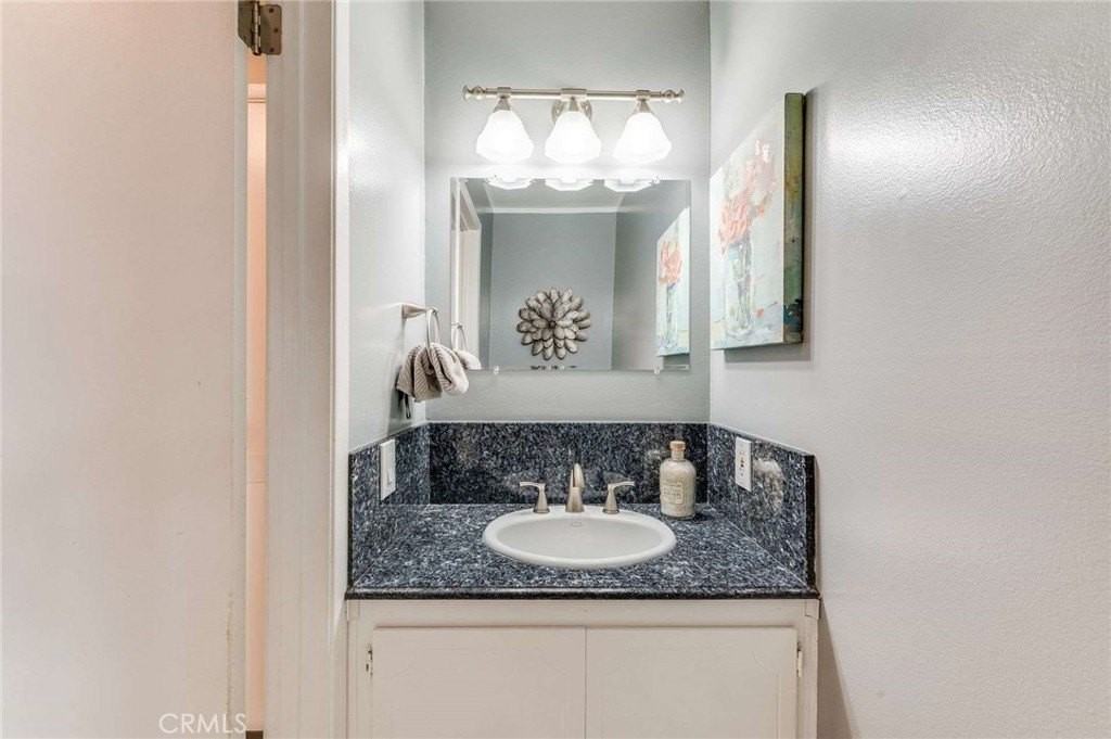 623 E Matchwood Pl - Photo 4 of 24