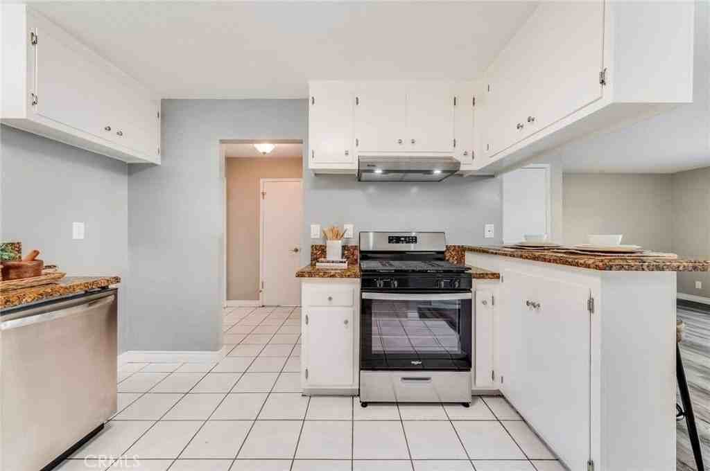 623 E Matchwood Pl - Photo 5 of 24