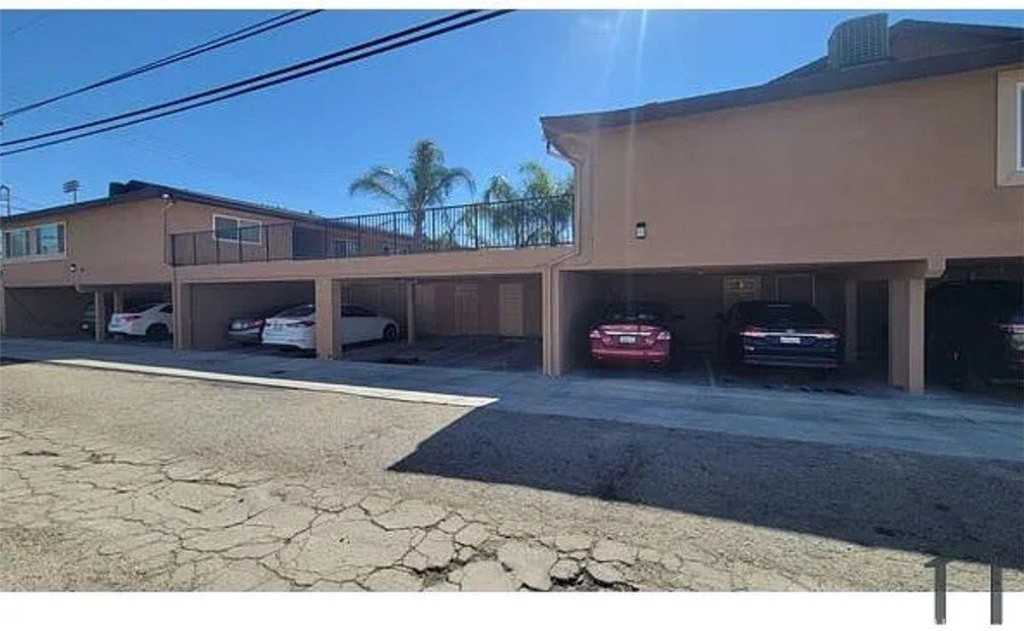 811 Orchid Ct #L - Photo 3 of 25