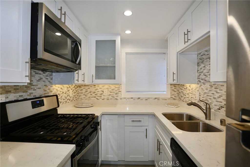 662 S Coast Hwy #C - Photo 3 of 21