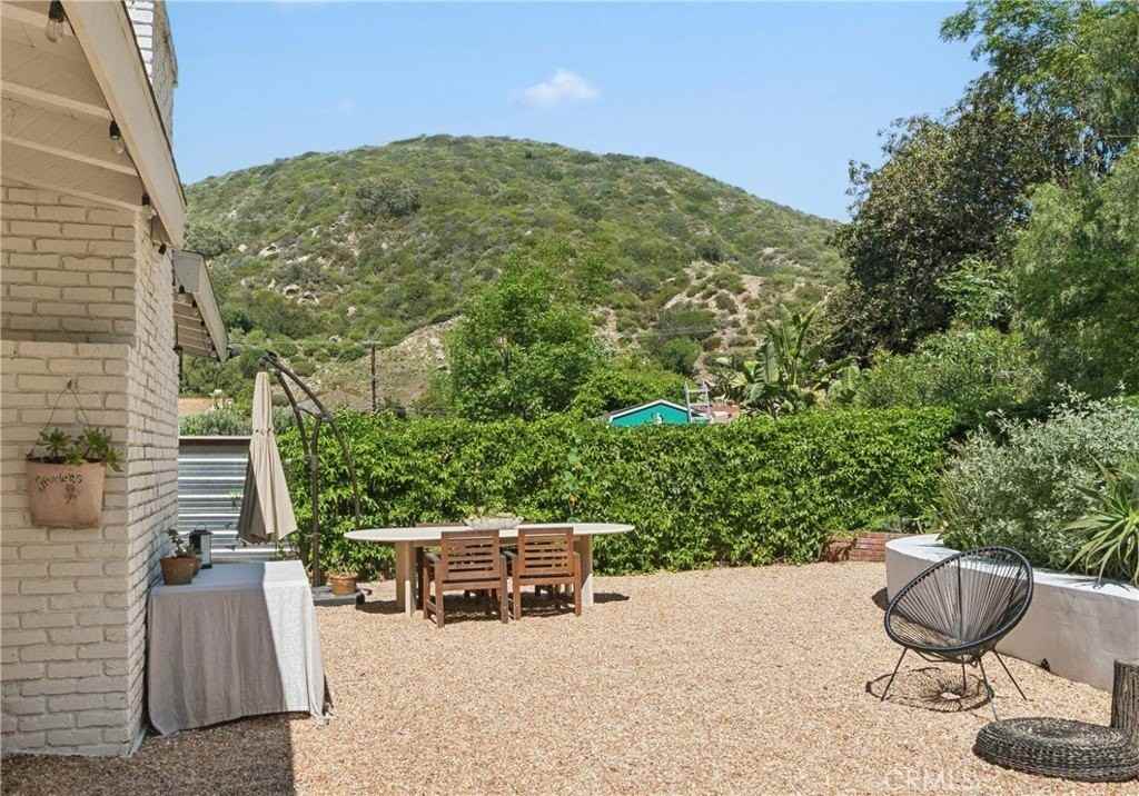 1377 Lewellyn Dr - Photo 3 of 29