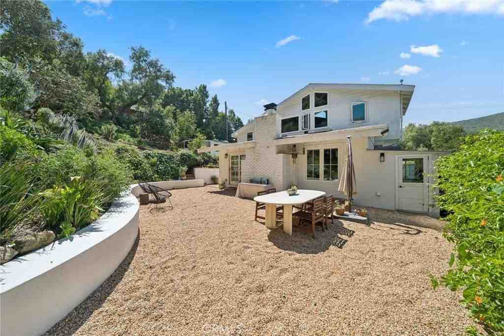 1377 Lewellyn Dr - Photo 2 of 29