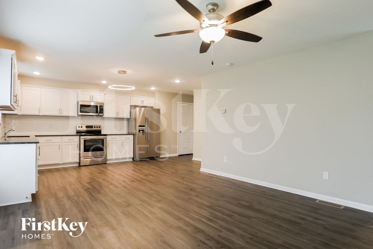 5015 N Wheeling Ave - Photo 3 of 15