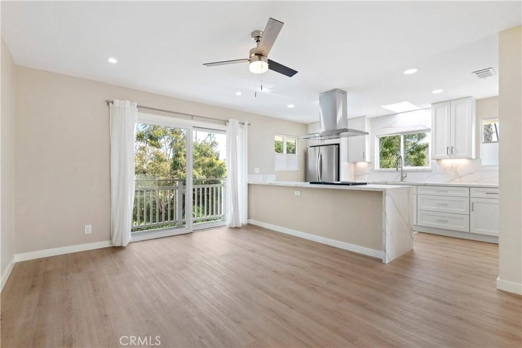 928 Seaside Ct - Photo 6 of 17