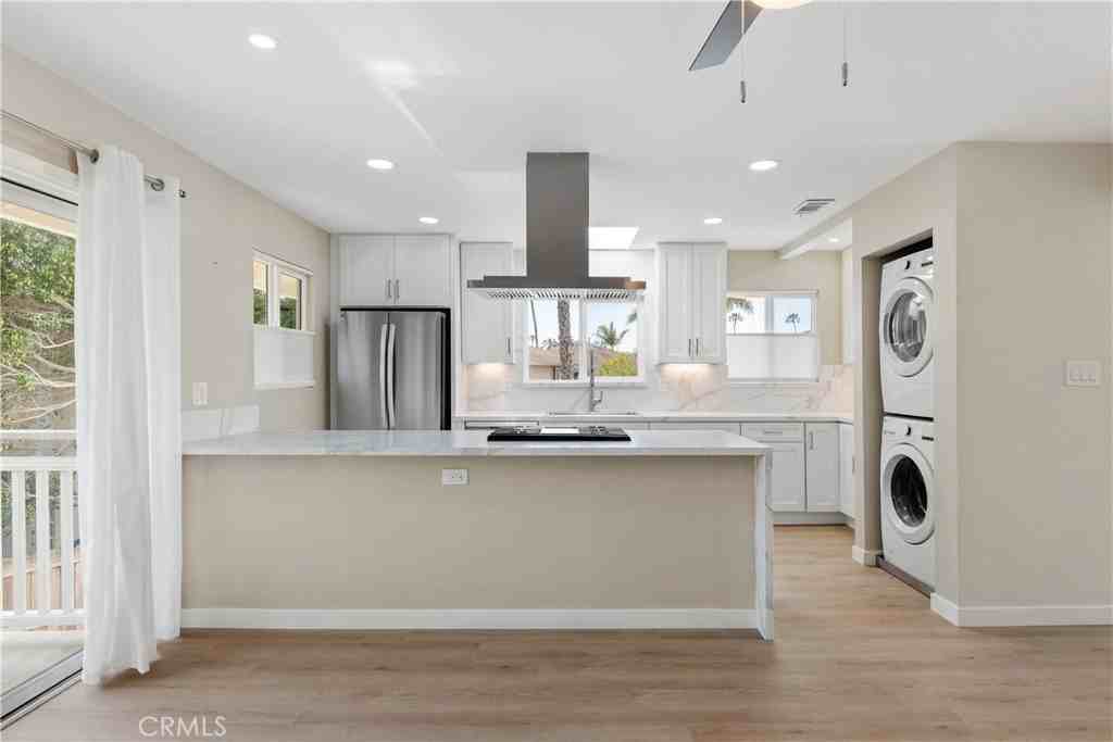 928 Seaside Ct - Photo 7 of 17