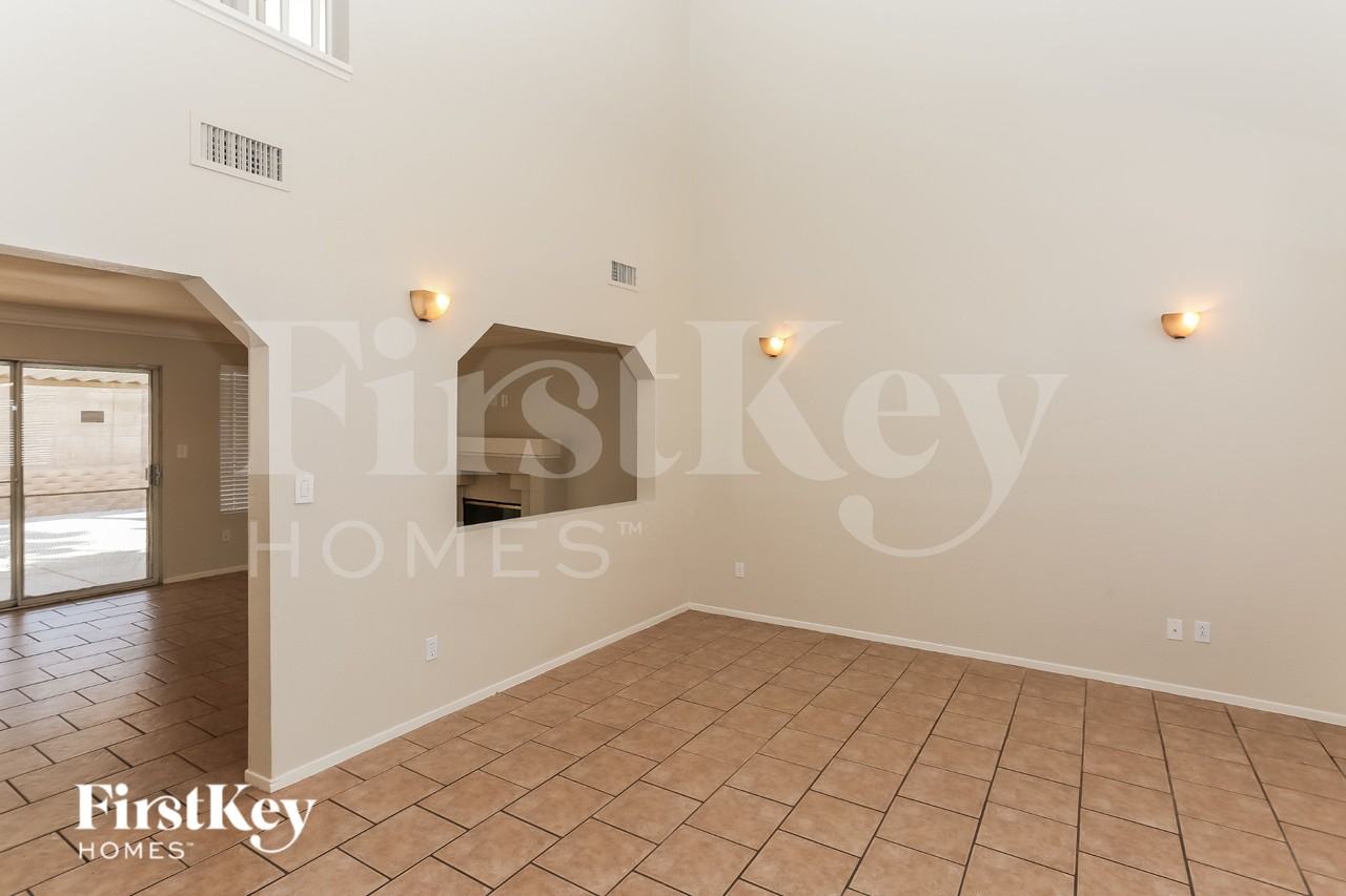 1673 Black Hills Way - Photo 3 of 15