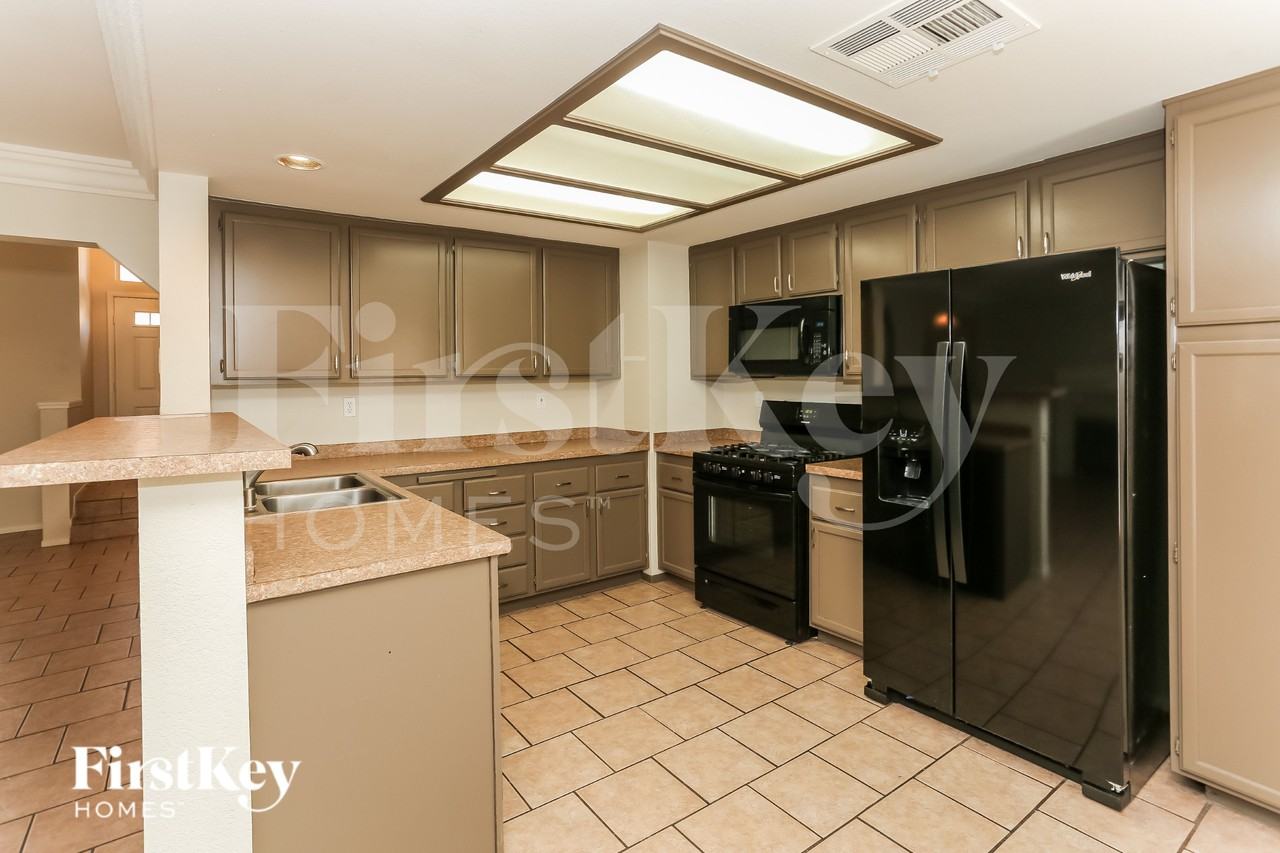 1673 Black Hills Way - Photo 5 of 15