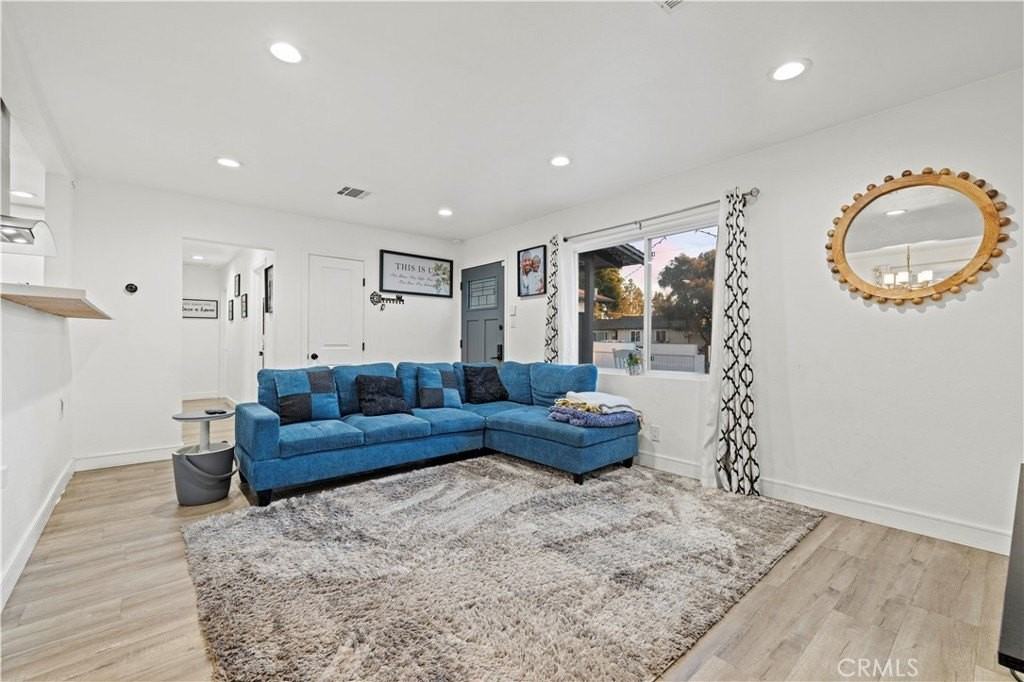 467 Susan Ave - Photo 5 of 47