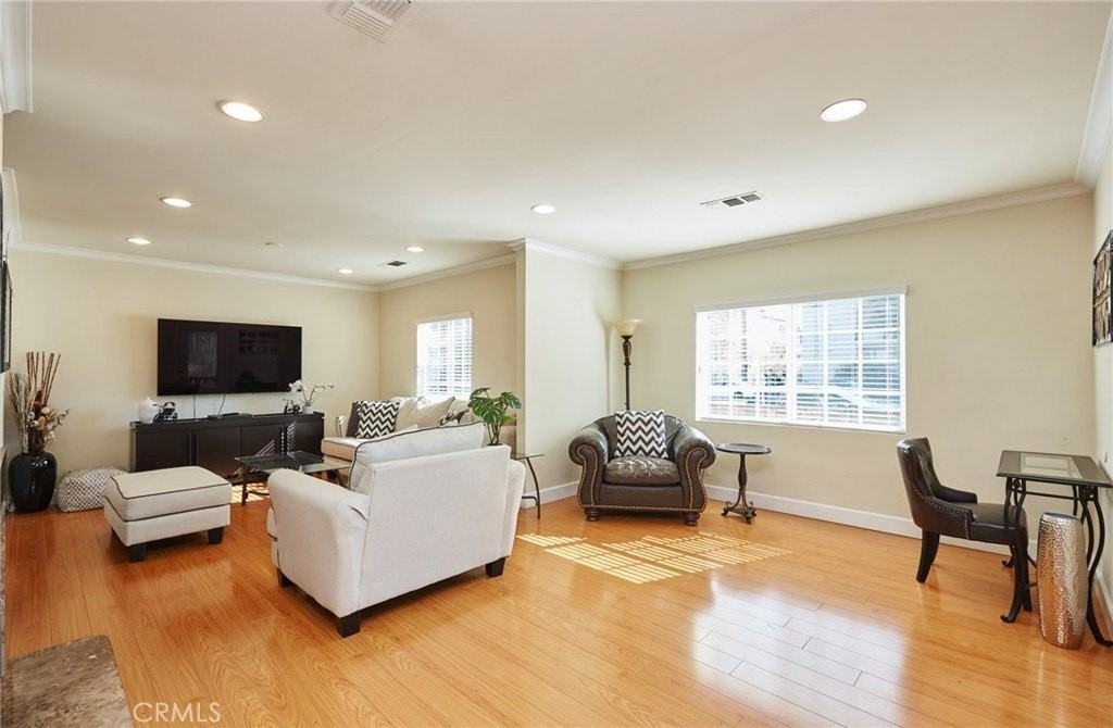 17827 Burbank Blvd - Photo 4 of 33