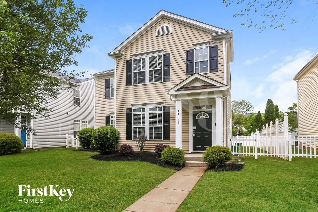 11253 Heritage Green Dr - Photo 2 of 15