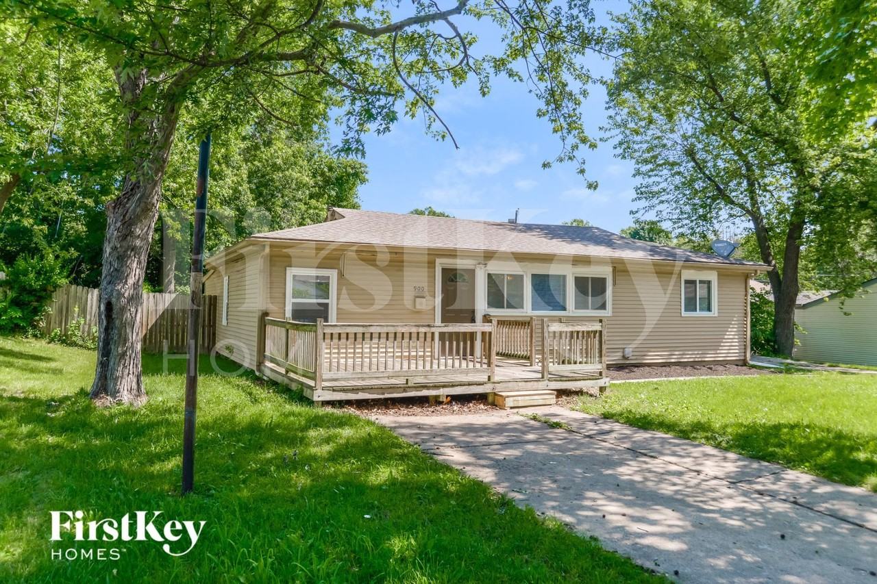 900 Ne 62nd St - Photo 2 of 15