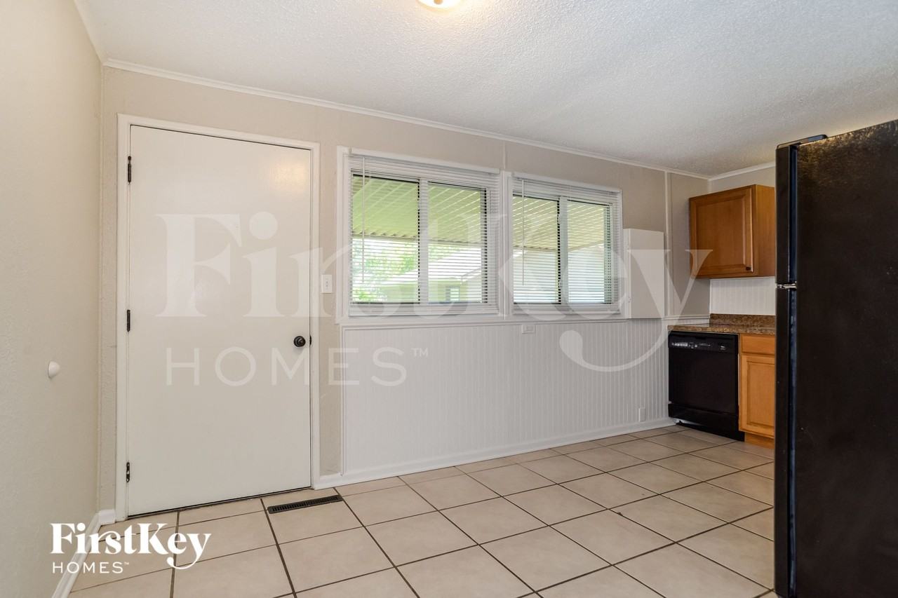 900 Ne 62nd St - Photo 5 of 15