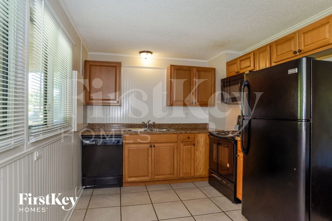 900 Ne 62nd St - Photo 6 of 15