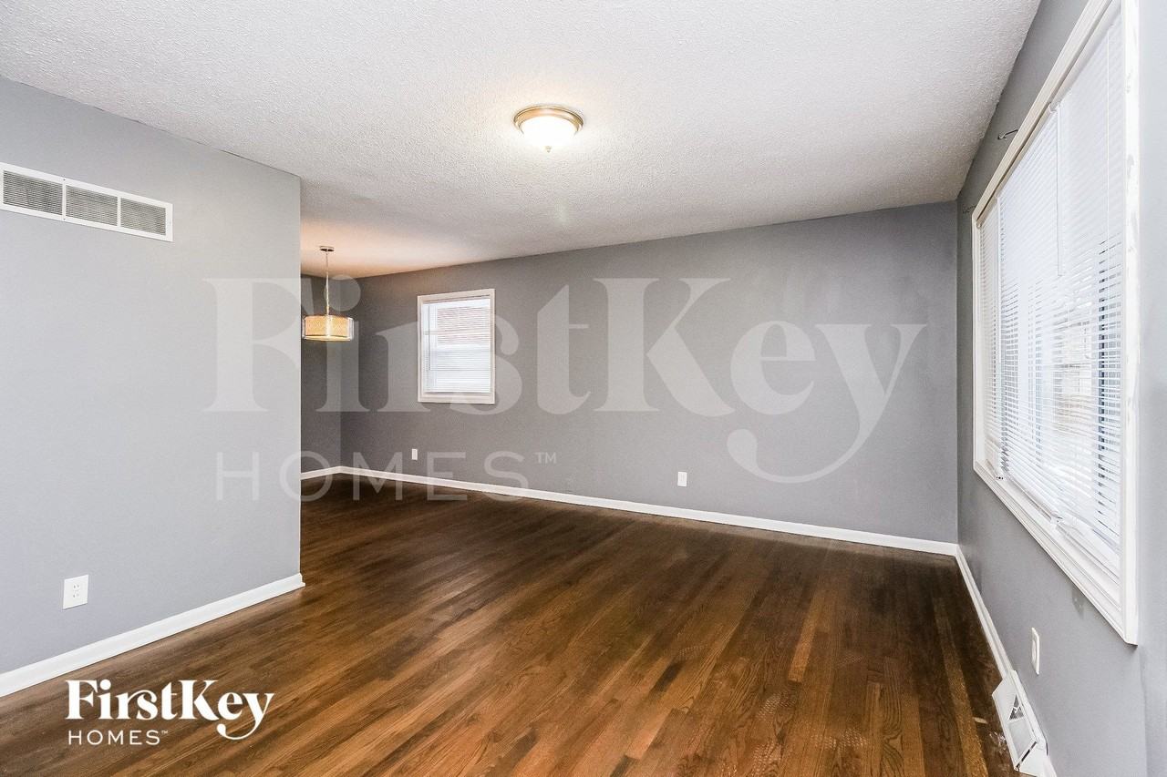 4900 N Sycamore Dr - Photo 2 of 15