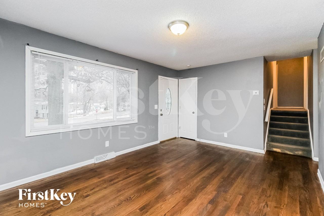 4900 N Sycamore Dr - Photo 3 of 15