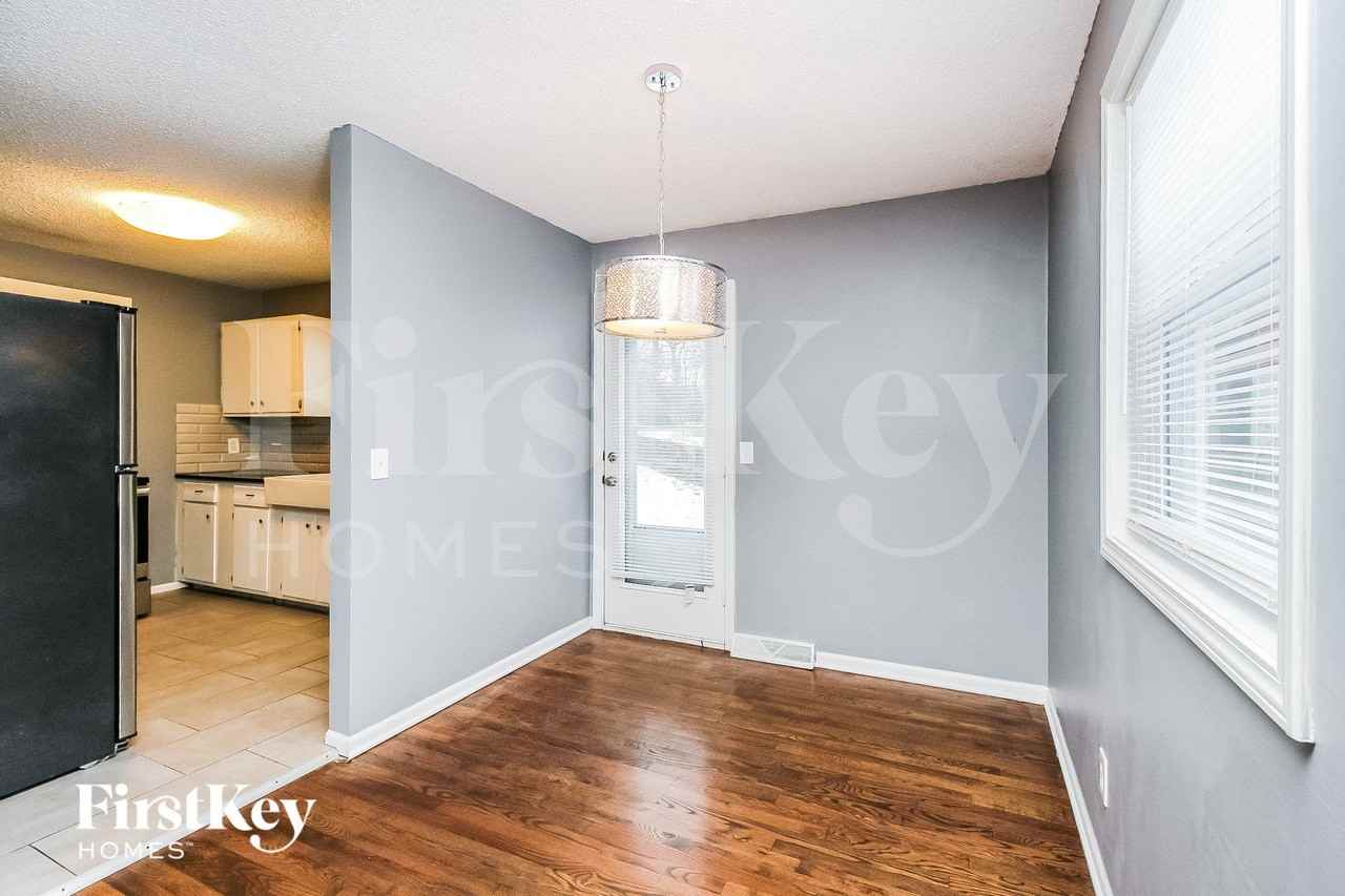 4900 N Sycamore Dr - Photo 4 of 15