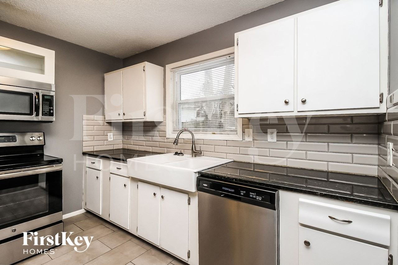 4900 N Sycamore Dr - Photo 5 of 15