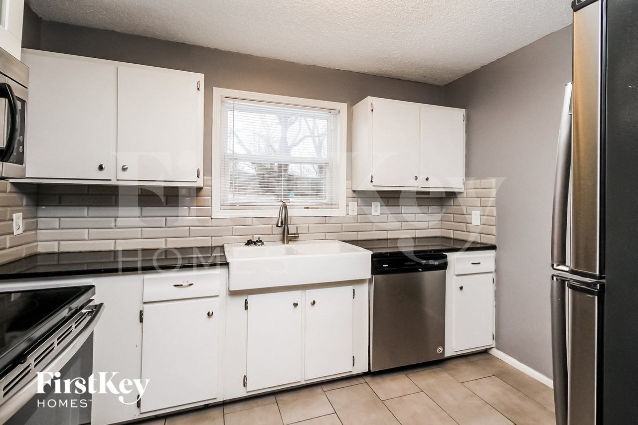 4900 N Sycamore Dr - Photo 6 of 15