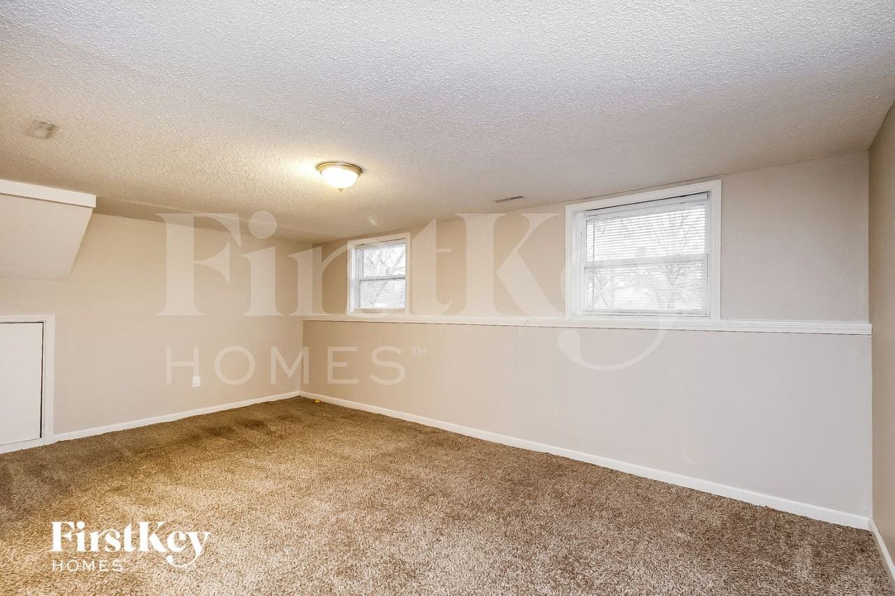 4900 N Sycamore Dr - Photo 7 of 15