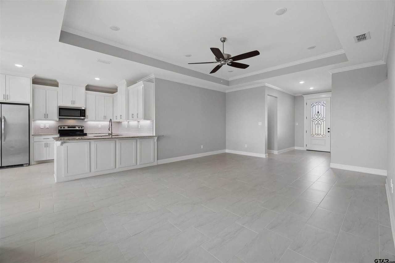 629 3rd St - Photo 3 of 18