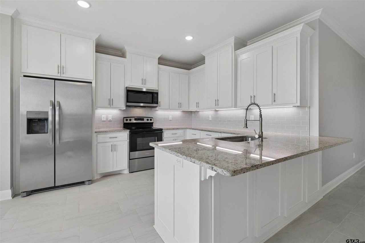 629 3rd St - Photo 4 of 18