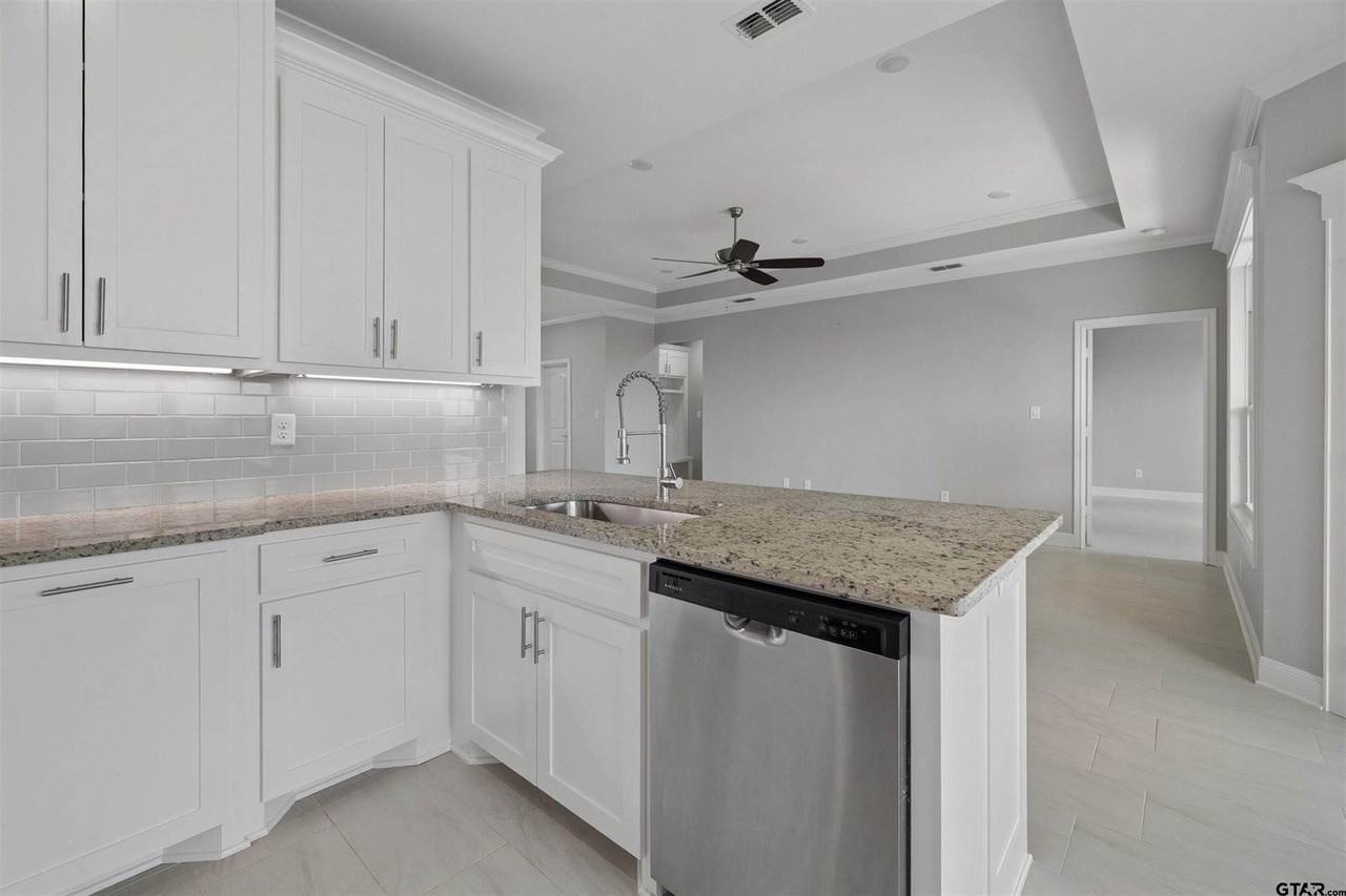 629 3rd St - Photo 5 of 18