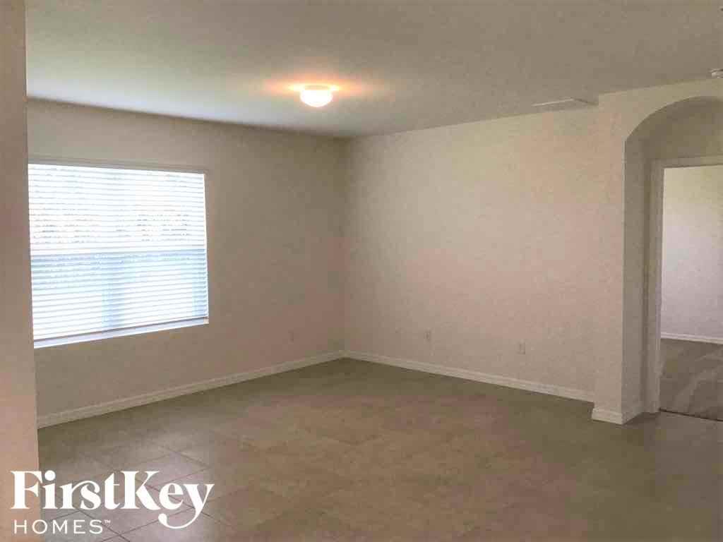 411 Se 24th St - Photo 3 of 19