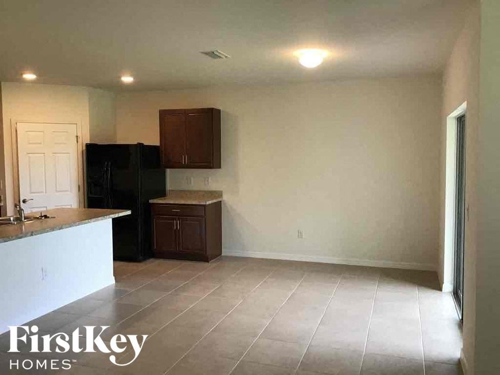 411 Se 24th St - Photo 4 of 19