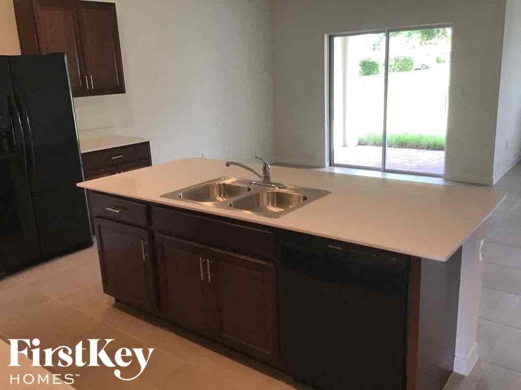 411 Se 24th St - Photo 5 of 19