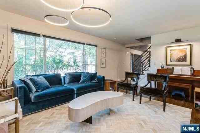 437 Summit St - Photo 4 of 25