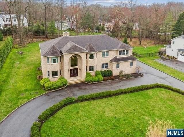 324 Lake St - Photo 2 of 44