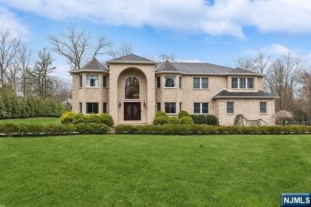 324 Lake St - Photo 3 of 44