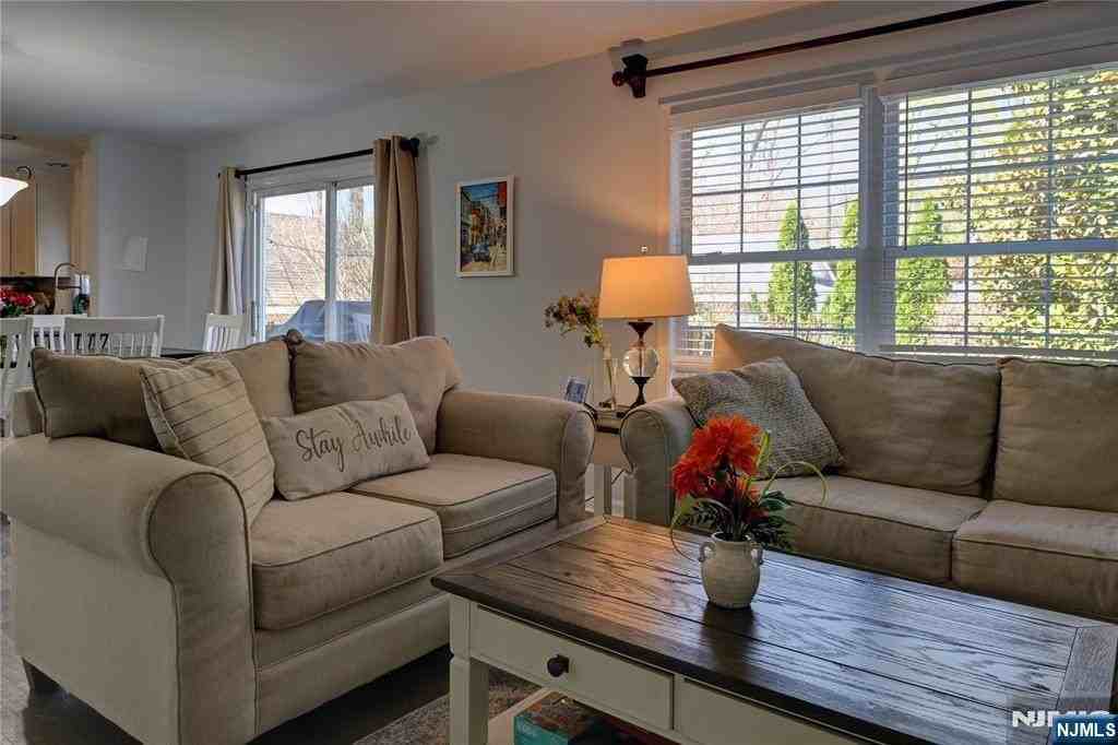 31 Ashwood Ave - Photo 6 of 29