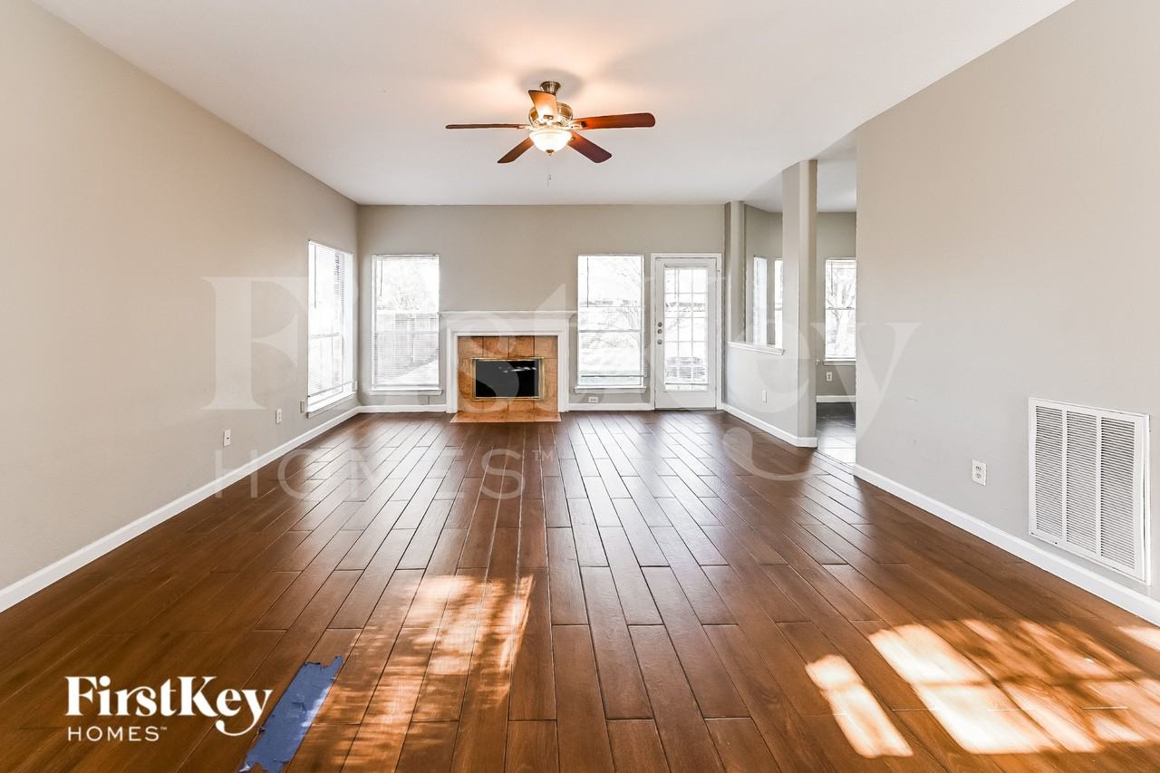 3117 Bay Creek Dr - Photo 2 of 15