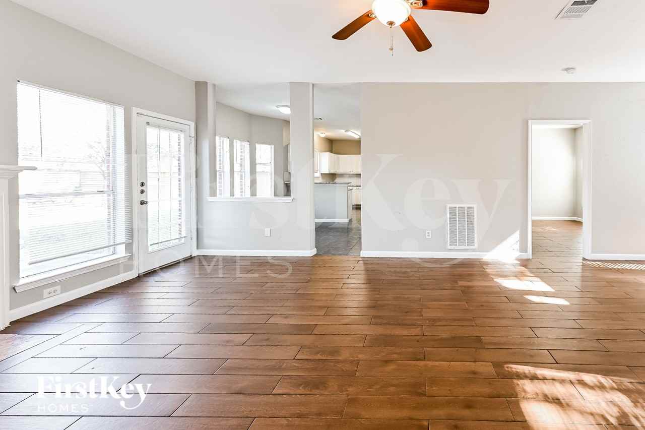 3117 Bay Creek Dr - Photo 4 of 15