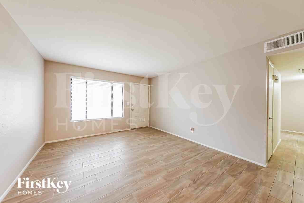 2719 E Charleston Ave - Photo 2 of 15