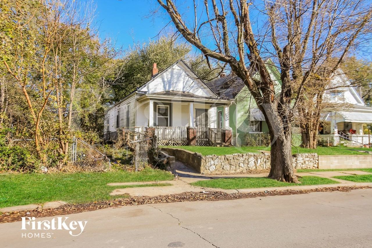 2447 Norton Ave - Photo 2 of 12