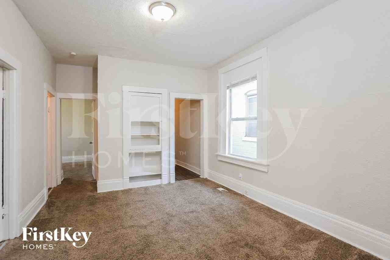 2447 Norton Ave - Photo 3 of 12