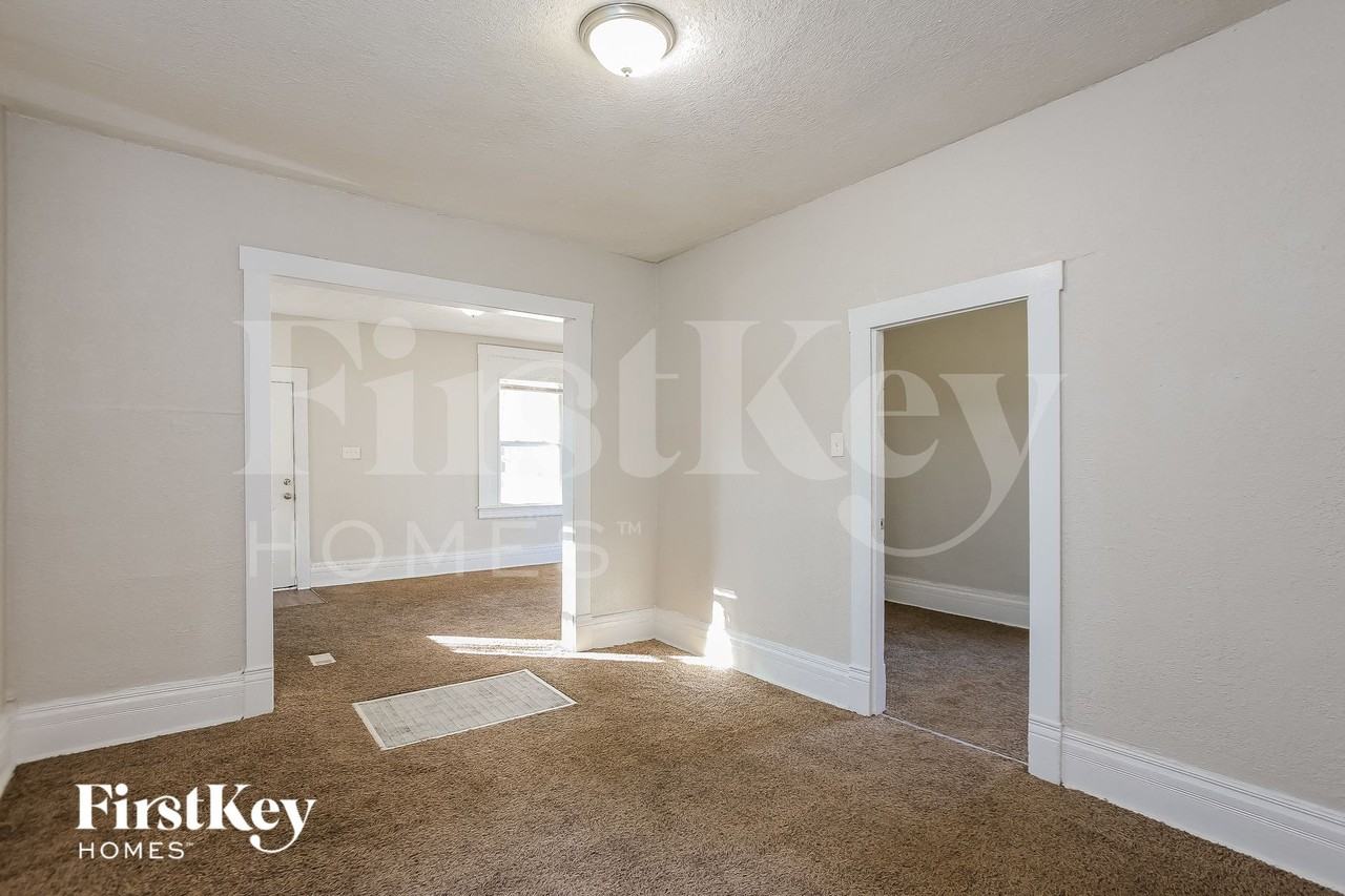 2447 Norton Ave - Photo 4 of 12